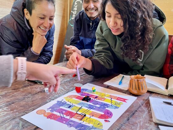 Fotografía de un grupo de proveedores turísticos en una dinámica tipo juego, aprendiendo conceptos sobre turismo accesible.