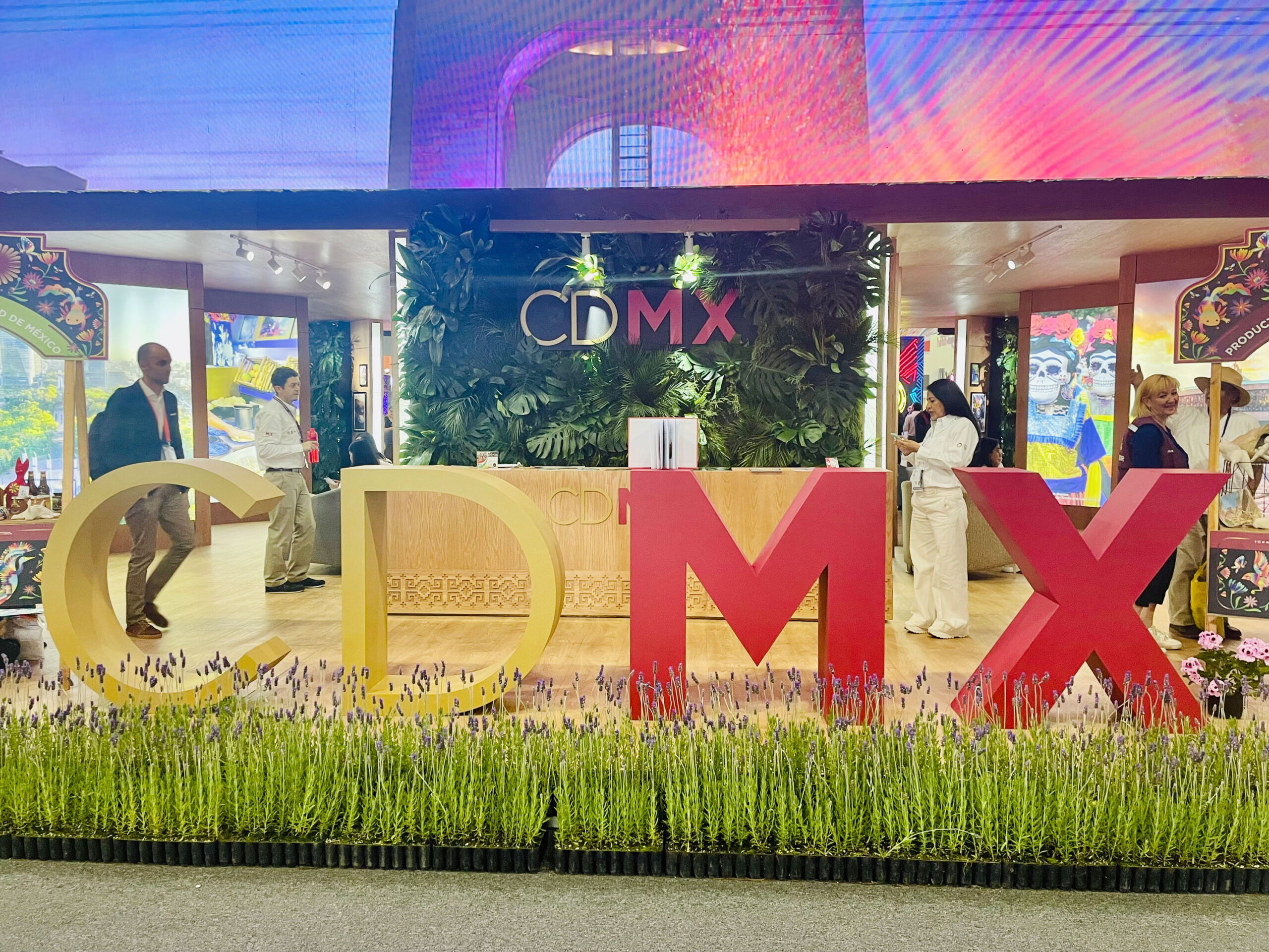 Fotografía del stand de la CDMX con el Glosario del IMETAC