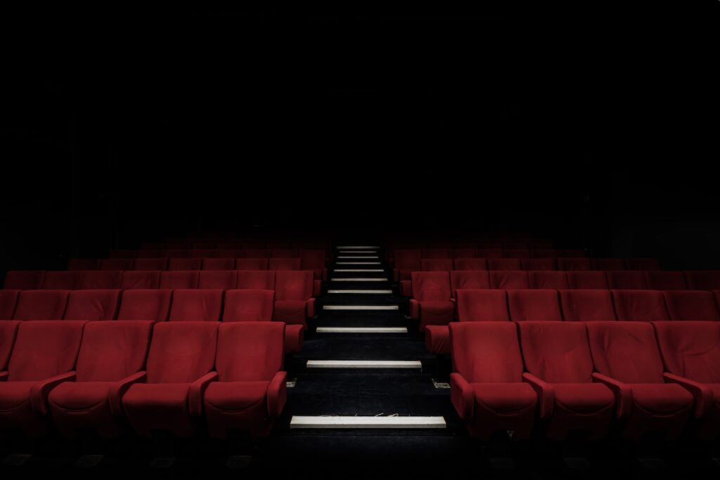 Fotografía de las butacas de un cine en la oscuridad.