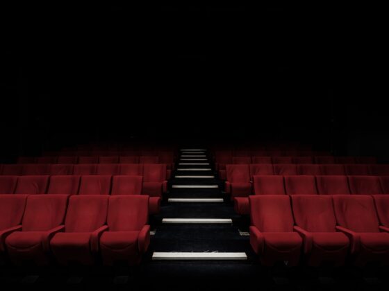 Fotografía de las butacas de un cine en la oscuridad.