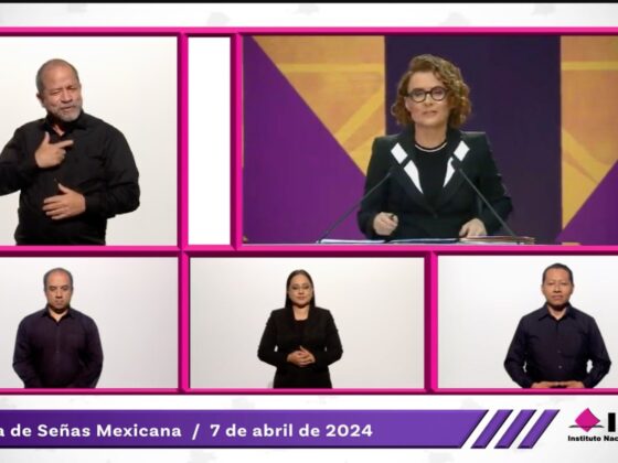 Captura de pantalla del primer debate presidencial, en abril 2024. La pantalla está dividida en 5, cuatro espacios muestran a los intérpretes de lengua de señas mexicana, correspondientes a cada candidato y a los moderadores. En el quinto espacio aparece la moderadora, Denise Maerker.