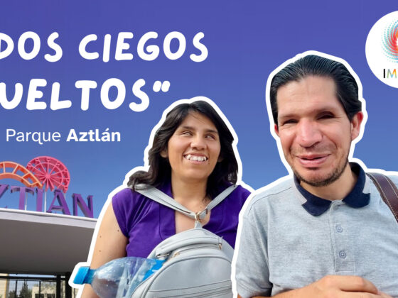 Foto de dos personas con discapacidad visual, un hombre y una mujer, en la entrada del parque Aztlán. Arriba de ellos aparece el texto "dos ciegos sueltos en el parque Aztlán".
