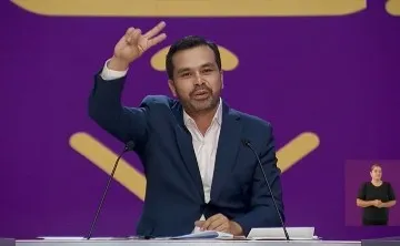 Captura de pantalla del primer debate presidencial, en abril 2024. Aparece el candidato Maynez presentándose en lengua de señas mexicana, al momento que se equivoca y dice "lenguaje" en vez de lengua.