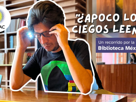 Foto de una persona con discapacidad visual poniéndose unos lentes que leen lo que se tiene enfrente. Está en una sala de la biblioteca México, que se caracteriza por muros y mobiliario de madera de cerezo rojo, nogal y fresno.