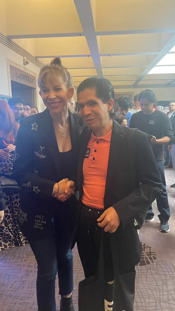 Foto de Cristóbal Sánchez, un hombre con discapacidad visual, con la experta en ventas y marketing Karla Berman. Están posando para la foto en el evento del Emprendedor Summit del que se habla en este artículo.