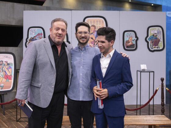 Foto de Cristóbal y Alfonso, fundadores del IMETAC, junto con Marcus Dantus, uno de los tiburones de Shark Tank México. Detrás de ellos se ve un museo accesible, conformado por ilustraciones impresas como cuadros de gran tamaño en la pared y sus respectivas réplicas táctiles hechas con impresión 3D, colocadas en estantes de diferentes alturas.