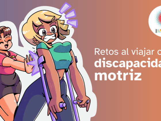 Dibujo estilo anime de una turista usuaria de muletas, que está siendo empujada por una recepcionista. Se acompaña por el texto "retos al viajar con discapacidad motriz".