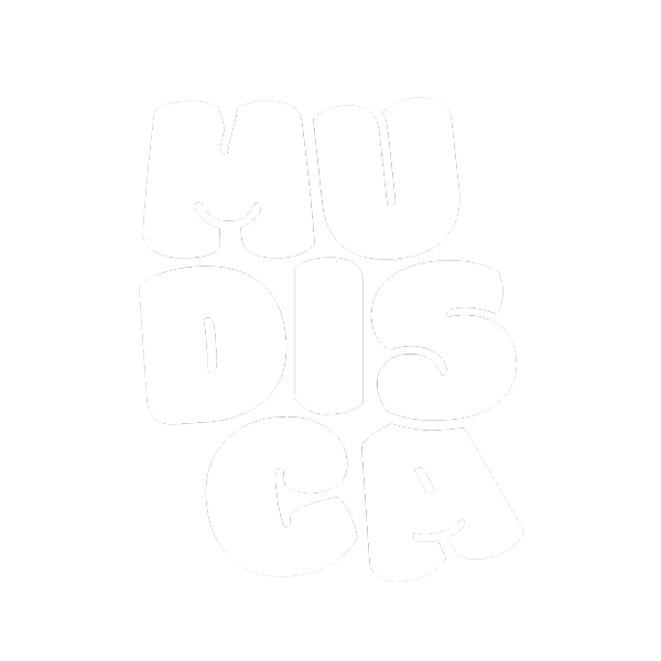 Logotipo del MUDISCA, formado por sus respectivas letras que parecen infladas como globos, en color blanco.